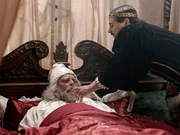 Fileas (Christian Tafdrup, rechts) gibt seinem Vater, König Gobbe (Lars Knutzon), ein giftiges Getränk. Fileas (Christian Tafdrup, rechts) gibt seinem Vater, König Gobbe (Lars Knutzon), ein giftiges Getränk.