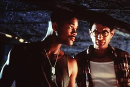 Gemeinsam erarbeiten der selbstbewusste Kampfpilot Steven Hiller (Will Smith, l.) und der zynische Informatiker David Levinson (Jeff Goldblum, r.) einen Plan, um die Menschheit zu retten ...