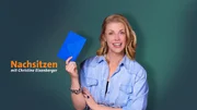 Key Visual/Cover Sendereihenbild mit Typo zu "Nachsitzen". Christine Eixenberger verdonnert jede Woche Politikerinnen und Politiker, Parteien, Organisationen oder Personen des öffentlichen Lebens, die sich aktuell nicht mit Ruhm bekleckert haben, zum "Nachsitzen"! In jeder Folge begrüßt die Gastgeberin zwei Größen aus Kabarett und Comedy. Beide Gäste haben jeweils zwei Nominierungen dabei. Jeder hält ein persönliches Plädoyer für seine beiden Vorschläge. Wen wollen sie gerne zum Nachsitzen schicken? Key Visual/Cover Sendereihenbild mit Typo zu "Nachsitzen". Christine Eixenberger verdonnert jede Woche Politikerinnen und Politiker, Parteien, Organisationen oder Personen des öffentlichen Lebens, die sich aktuell nicht mit Ruhm bekleckert haben, zum "Nachsitzen"! In jeder Folge begrüßt die Gastgeberin zwei Größen aus Kabarett und Comedy. Beide Gäste haben jeweils zwei Nominierungen dabei. Jeder hält ein persönliches Plädoyer für seine beiden Vorschläge. Wen wollen sie gerne zum Nachsitzen schicken?