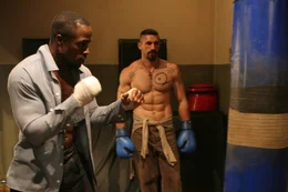 Wollen beide das Turnier der besten Ultimate-Knastfighter der Welt gewinnen: Boyka (Scott Adkins, r.) und Turbo (Mykel Shannon Jenkins, l.) ...