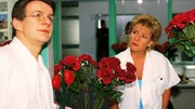Langsam ahnt Nikola (Mariele Millowitsch), dass es sich bei dem heimlichen Rosenkavalier um den schüchternen Dr. Hauser (Max Herbrechter) handelt. Langsam ahnt Nikola (Mariele Millowitsch), dass es sich bei dem heimlichen Rosenkavalier um den schüchternen Dr. Hauser (Max Herbrechter) handelt.