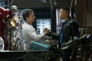 Als Iron Man m&ouml;chte Tony Stark (Robert Downey jr., l.) wiedergutmachen, was die Waffen seiner Firma alles angerichtet haben. Doch um nicht als Feind des US Milit&auml;rs zu gelten, muss er diese auf seiner Seite wissen. Wird Lt. Colonel James "Rhodey" Rhodes (Terrence Howard, r.) ihm beistehen?