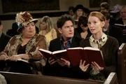 Damit hat Charlie (Charlie Sheen, M.) nicht gerechnet, als er Desiree (Alicia Witt, r.) bei sich aufnahm. Sie schleppt ihn, Jake, Alan und Berta (Conchata Ferrell, l.) in die Kirche ...