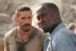 W&auml;hrend der Arbeit im Steinbruch freunden sich beiden Kontrahenten Boyka (Scott Adkins, l.) und Turbo (Mykel Shannon Jenkins, r.) an. Boyka entwickelt einen Plan, wie Turbo der Niederlage gegen den Kolumbianer entgeht, damit er nicht wie die anderen Verlierer erschossen wird ...