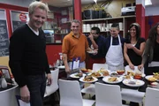 Die Stimmung im Team des "Classic American Restaurant" ist seit l&auml;ngerem auf dem Gefrierpunkt, doch dann bringt Gordon Ramsay (l.) neue innovative Ideen ein ...