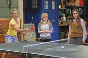 Ein Tischtennis-Turnier zwischen den Freunden soll entscheiden, welche Dinge Howard aus seiner Vergangenheit behalten darf: Bernadette (Melissa Rauch, M.), Amy (Mayim Bialik, r.) und Penny (Kaley Cuoco, l.) ...