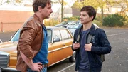 Stefans (Hendrik Duryn, l.) neuer Schüler Robin (Niklas Nißl) hat einen Hirntumor. Seine Eltern wollen aus religiösen Gründen nicht, dass ihr Sohn operiert wird. Stefan sucht die richtigen Worte, um Robin Mut zu machen.