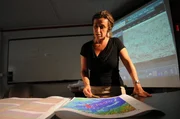CERI (Zentrum f&uuml;r Erdbebenforschung und -information) Memphis, TN: Beatrice Magnani (CERI/University of Memphis, TN) vor einem Tisch mit seismologischen Karten.
