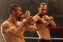 Zwischen Boyka (Scott Adkins, l.) und Dolor (Marko Zaror, r.) beginnt ein Kampf auf Leben und Tod ...