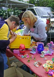 Auf dem Flohmarkt wird sich zeigen, ob Verena (re.) das Geschick zum Verkaufen hat.. Auf dem Flohmarkt wird sich zeigen, ob Verena (re.) das Geschick zum Verkaufen hat..