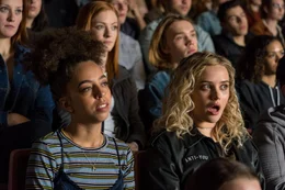 Tess McNulty (Hayley Law, l.); Mara Carlyle (Katherine Langford, r.)