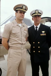 Harmon Rabb Jr. (David James Elliott) und Sarah „Mac“ MacKenzie (Catherine Bell) sind Anwälte beim Judge Advocate General’s Corps der US Navy. Als Militärjuristen behandeln die beiden Fälle, die für die US-amerikanische Marine von Belangen sind. Dabei kommt es vor, dass sie sich auch mal einander auf unterschiedlichen Seiten gegenüberstehen. Im Laufe der Zeit nähern sich Harm und Mac auch privat an, doch einer Beziehung werden viele Steine in den Weg gelegt. An ihrer Seite arbeitet Bud Roberts (Patrick Labyorteux), der sich vor allem durch Loyalität gegenüber seinen Vorgesetzten auszeichnet. Admiral A.J. Chegwidden (John M. Jackson) erwartet eine solche auch von seinen Untergebenen, zeichnet sich seinerseits aber auch durch hohe Integrität aus. Harmon Rabb Jr. (David James Elliott) und Sarah „Mac“ MacKenzie (Catherine Bell) sind Anwälte beim Judge Advocate General’s Corps der US Navy. Als Militärjuristen behandeln die beiden Fälle, die für die US-amerikanische Marine von Belangen sind. Dabei kommt es vor, dass sie sich auch mal einander auf unterschiedlichen Seiten gegenüberstehen. Im Laufe der Zeit nähern sich Harm und Mac auch privat an, doch einer Beziehung werden viele Steine in den Weg gelegt. An ihrer Seite arbeitet Bud Roberts (Patrick Labyorteux), der sich vor allem durch Loyalität gegenüber seinen Vorgesetzten auszeichnet. Admiral A.J. Chegwidden (John M. Jackson) erwartet eine solche auch von seinen Untergebenen, zeichnet sich seinerseits aber auch durch hohe Integrität aus.
