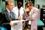 Ed Begley jr. (Irving Krutch, li.), Peter Falk (Insp. Columbo, re.).