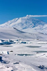 Der fast viertausend Meter hohe Mount Erebus ist der südlichste aktive Vulkan der Erde und einer von nur sieben Vulkanen auf der Erde mit einem permanenten Lavasee. Der fast viertausend Meter hohe Mount Erebus ist der südlichste aktive Vulkan der Erde und einer von nur sieben Vulkanen auf der Erde mit einem permanenten Lavasee.