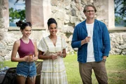 Gespannt lauschen Linnea (Linda Schablowski, l.), Astrid (Vanessa Rottenburg, M.) und Johan (Alexander Koll, r.) den Ausführungen von Karlotta. Sie plant, eine Zweigstelle des Cafés in einer alten Kirche zu eröffnen. Gespannt lauschen Linnea (Linda Schablowski, l.), Astrid (Vanessa Rottenburg, M.) und Johan (Alexander Koll, r.) den Ausführungen von Karlotta. Sie plant, eine Zweigstelle des Cafés in einer alten Kirche zu eröffnen.