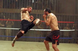 Es entbrennt ein Kampf auf Leben und Tod zwischen Boyka (Scott Adkins, l.) und Dolor (Marko Zaror, r.) ...