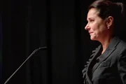 Da die Partei sich gespalten hat, hält Birgitte (Sidse Babett Knudsen) eine emotionale Rede bei der Abstimmung zum Parteivorsitz. Ihr steht eine Entscheidung zwischen Macht und Moral bevor. Da die Partei sich gespalten hat, hält Birgitte (Sidse Babett Knudsen) eine emotionale Rede bei der Abstimmung zum Parteivorsitz. Ihr steht eine Entscheidung zwischen Macht und Moral bevor.