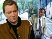 Fielding Chase (William Shatner, li.) ist in einen verzwickten Mordfall verstrickt. Lt. Columbo (Peter Falk) merkt bald, dass der geschickte Medienfachmann versucht, ihn auf eine falsche Spur zu bringen.