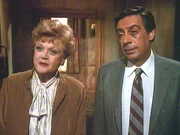 Jessica (Angela Lansbury) versucht gemeinsam mit Harry McGraw (Jerry Orbach) dem Geheimnis eines Tagebuchs auf die Spur zu kommen.