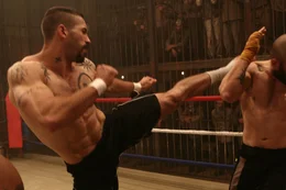 Gewinnt dank seines harten Trainings gegen den vorherigen Knast-Champion: Doch jetzt muss Boyka (Scott Adkins) gegen die sieben besten K&auml;mpfer der Welt antreten ...
