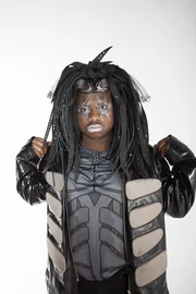 Sein ungewöhnlicher Cybergoth-Style macht Darius zum Kinderschreck und stößt auch unter Gleichaltrigen auf Ablehnung. Kann ihm das Umstyling Team einen Kleidungsstil verpassen, der seiner Persönlichkeit gerecht wird und dennoch gefälliger ist?