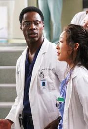 Burke (Isaiah Washington, l.) erfährt von Dr. Colin Marlow, dass er eine länger Beziehung mit Cristina (Sandra Oh, r.) hatte ... Burke (Isaiah Washington, l.) erfährt von Dr. Colin Marlow, dass er eine länger Beziehung mit Cristina (Sandra Oh, r.) hatte ...