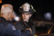 Matthew Casey (Jesse Spencer) muss eine junge Frau aus ihrem Auto befreien, die jedoch in den Wehen liegt. Matthew Casey (Jesse Spencer) muss eine junge Frau aus ihrem Auto befreien, die jedoch in den Wehen liegt.