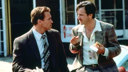 Harry (Arnold Schwarzenegger, l.) und Simon (Bill Paxton)  Die Verwendung des sendungsbezogenen Materials ist nur mit dem Hinweis und Verlinkung auf TVNOW gestattet.
