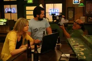 (v.l.n.r.) Dee Reynolds (Kaitlin Olson); Mac (Rob McElhenney); Frank Reynolds (Danny DeVito)
