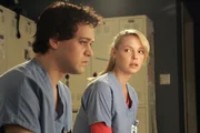 Izzie (Katherine Heigl, r.) versucht herauszufinden, was die anderen von ihrer Nacht mit George (T. R. Knight, l.) mitbekommen haben. Erleichtert stellt sie fest, dass anscheinend niemand etwas bemerkt hat ...