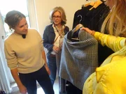 Kandidatin Julia (l.) und Shoppingbegleitung Lara Kandidatin Julia (l.) und Shoppingbegleitung Lara