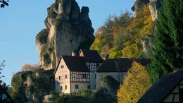 Das Dorf T&uuml;chersfeld wird von einer imposanten Felsburg beherrscht.