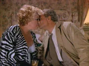 Lt. Columbo (Peter Falk) ermittelt "undercover". Dafür macht er sich sogar an die alkoholsüchtige Dorothea McNally (Tyne Daly) heran, die im Verdacht steht, vor sieben Jahren in einen Banküberfall verwickelt gewesen zu sein.