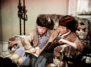 Der kleine Luke (Kristopher Marquis, l.) ist bei den Waltons und seiner Freundin Elizabeth (Kami Cotler, r.) zu Besuch, während sein Vater in Richmond auf Arbeitssuche ist. Das "Geisterbrett", das John-Boy mitgebracht hat, zieht auch ihn in seinen Bann ... Der kleine Luke (Kristopher Marquis, l.) ist bei den Waltons und seiner Freundin Elizabeth (Kami Cotler, r.) zu Besuch, während sein Vater in Richmond auf Arbeitssuche ist. Das "Geisterbrett", das John-Boy mitgebracht hat, zieht auch ihn in seinen Bann ...