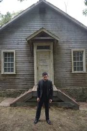 Eine Vision bringt Pater Tomas (Alfonso Herrera) an die unterschiedlichsten Orte in der Vergangenheit und immer muss er den Tod der Opfers des Dämons durchleben ...