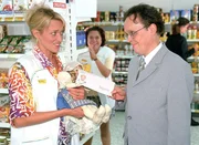 Das kann ja heiter werden! Puppenverbandsvorsitzender Herr Heinlein (Horst Scheel) lädt fälscherlicherweise Rita (Gaby Köster, l.) statt Gisi (Franziska Traub) zum Puppenwettstreit ein. Jetzt muss sie auch hin!