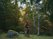 Nille (Neel Rønholt) wartet am Portal im Wald auf Tinka (Josephine Chavarria Højbjerg) und erzählt Tinka die beängstigenden Neuigkeiten. Nille (Neel Rønholt) wartet am Portal im Wald auf Tinka (Josephine Chavarria Højbjerg) und erzählt Tinka die beängstigenden Neuigkeiten.