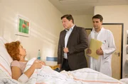 Megan (Heike Trinker, l.) geht es besser. Dr. Christian Kleist (Francis Fulton-Smith, 2.v.r.) und Dr. Michael Sandmann (Luca Zamperoni, r.) sind erleichtert.