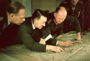 "In der Wolfsschanze": Mit Beginn des Krieges gegen die Sowjetunion im Juni 1941 nutzt Hitler immer wieder das neu angelegte sogenannte "F&uuml;hrerhauptquartier" bei Rastenburg im heutigen Polen. Hier bei einer Lagebesprechung mit hohen Milit&auml;rs.