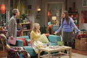 Bei einem gemeinsamen Abend kommen einige Peinlichkeiten von Penny (Kaley Cuoco, l.), Bernadette (Melissa Rauch, M.) und Amy (Mayim Bialik, r.) ans Tageslicht ...