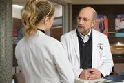 Dr. Morgan Reznick (Fiona Gubelmann) und Dr. Aaron Glassman (Richard Schiff)