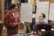Nachdem sie an der Ver&ouml;ffentlichung eines physikalischen Beitrags mitgewirkt haben, m&uuml;ssen sich Sheldon (Jim Parsons, r.) und Leonard (Johnny Galecki, l.) gegen mobbingartige Kritik aus dem Internet wehren ...
