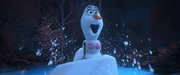 In Walt Disney Animation Studios‚Äô new series of shorts ‚ÄúOlaf Presents,‚Äù Olaf steps into the spotlight and goes from snowman to showman als er die Rollen von Produzent, Schauspieler, Kostümbildner und Bühnenbauer für seine einzigartige ‚ÄúNeuerzählung‚Äù von fünf Lieblings-Disney-animierten Geschichten übernimmt.