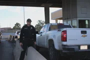 Der CBP-Beamte Hernandez Valentin patrouilliert auf den Hauptfahrbahnen, wenn Fahrzeuge versuchen, die Grenze in El Paso, Texas, zu passieren. (National Geographic f&uuml;r Disney)