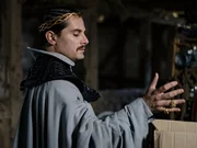 Fileas (Christian Tafdrup) bereitet sich auf seine Kr&ouml;nung vor.