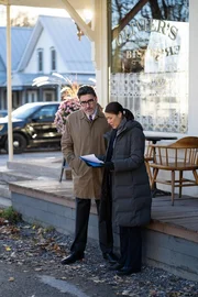 Armand Gamache (Alfred Molina, l.); Isabelle Lacoste (Elle-Máijá Tailfeathers, r.)