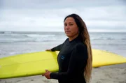 Surferin Vanessa hat den LatinX-Surfclub gegründet, um ihren Freunden einen sicheren Ort am Strand zu geben. Sie sieht als Latina mit Sorge in die Zukunft von Trumps USA. Surferin Vanessa hat den LatinX-Surfclub gegründet, um ihren Freunden einen sicheren Ort am Strand zu geben. Sie sieht als Latina mit Sorge in die Zukunft von Trumps USA.