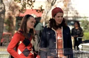 Eigentlich ist Lorelei (Lauren Graham, r.) überglücklich mit Max, doch als Rory (Alexis Bledel, l.) vorschlägt, mal etwas zu dritt zu unternehmen, bekommt Lorelei plötzlich kalte Füße ...
