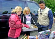 Auf dem Flohmarkt bekommen Marina (li.) und Schwester Verena tatkräftige Unterstützung von Trödelprofi Sükrü! Auf dem Flohmarkt bekommen Marina (li.) und Schwester Verena tatkräftige Unterstützung von Trödelprofi Sükrü!