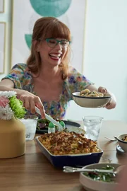 Mary isst ihr Gericht.